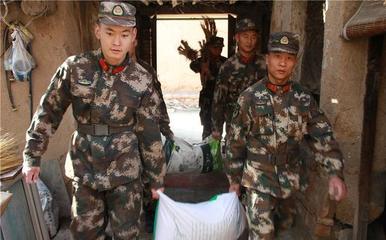 扶貧日前夕農(nóng)家小院里來了一群&ldquo;兵娃兒&rdquo;